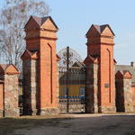 Костел Воздвижения Святого Креста: брама и ограда (Узда), март 2016