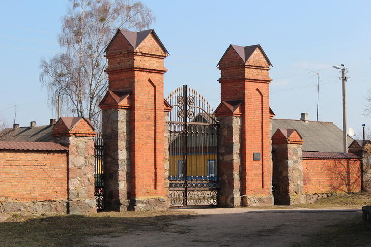 Костел Воздвижения Святого Креста: брама и ограда