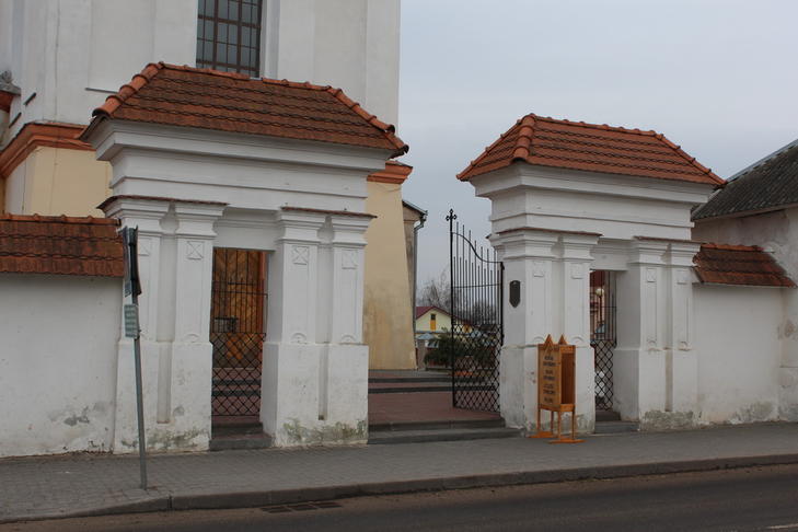 Костел св. Николая: брама