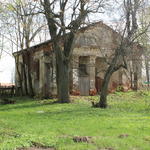 Усадьба Моравских: часовня-усыпальница (Заушье), май 2013